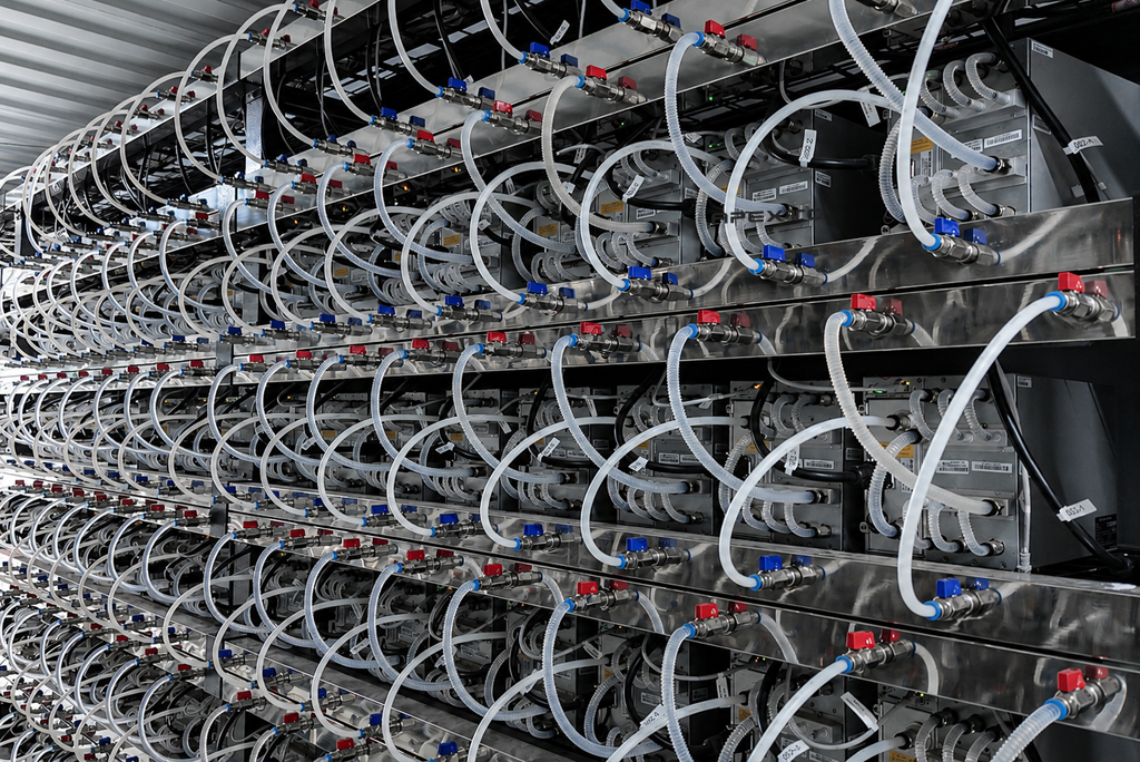 Operación del contenedor de minería hidroeléctrica Antminer de 2.1 MW