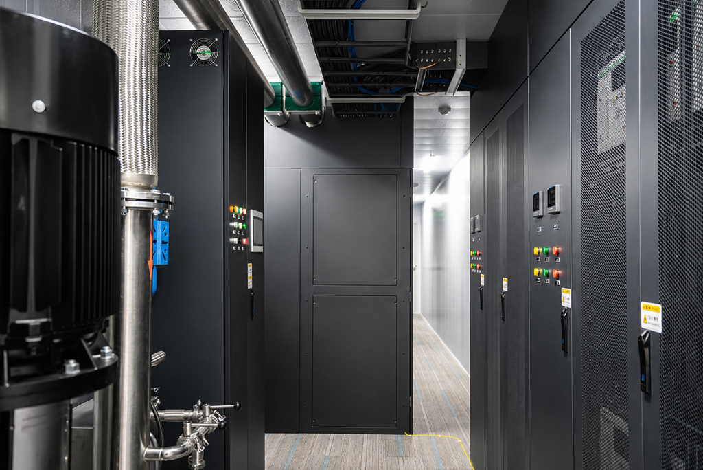 2.4MW Centralized Power Distribution Cabinet for Avalon/Sealminer 2U Hydro-Cooled Bitcoin Mining Container (240 Slots)