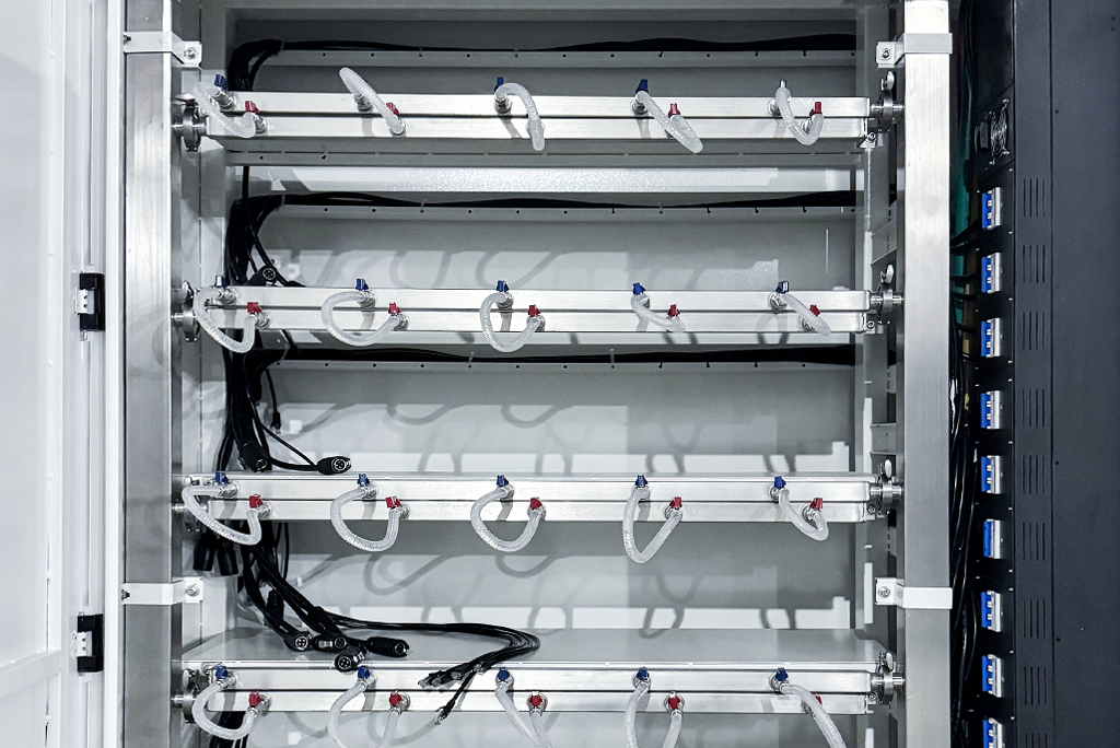 34-слотовая стойка для гидроохлаждения Antminer мощностью 200 кВт