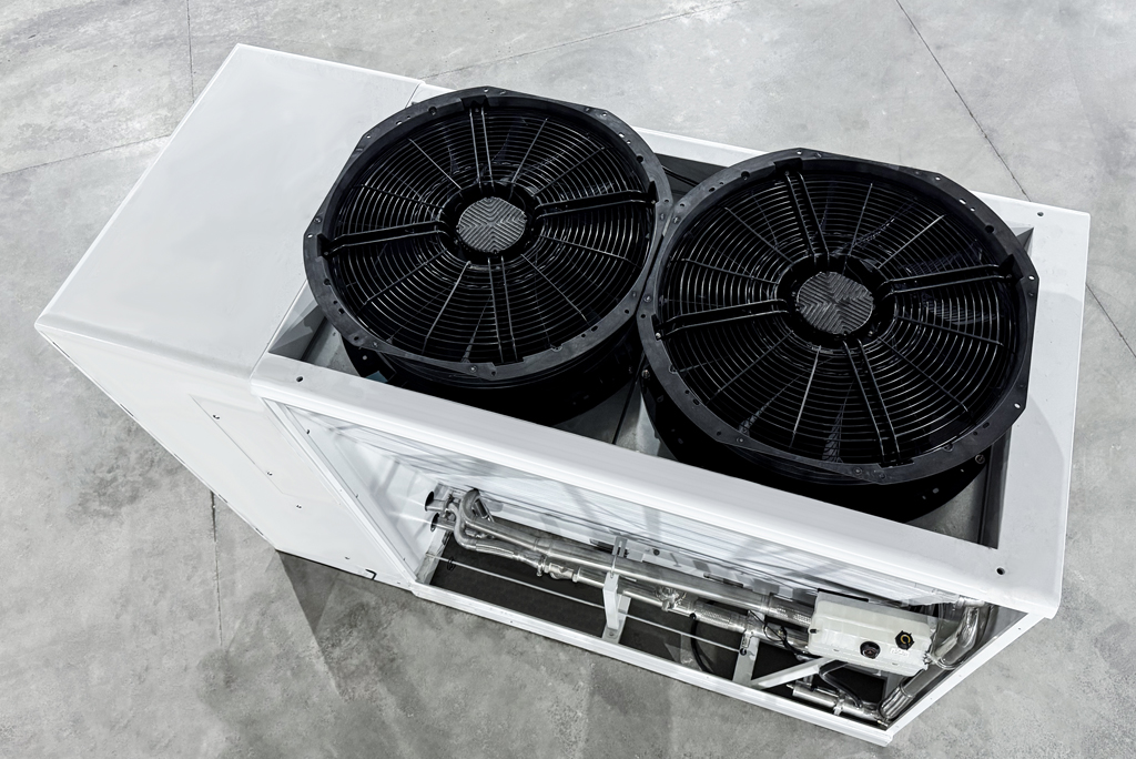 34-слотовый майнер Antminer мощностью 200 кВт с жидкостным охлаждением и сухим кулером.